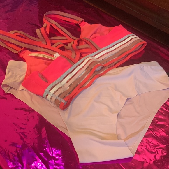 Ladies Bra,hot pink cris-cross back, with lavender panties . - Picture 3 of 3